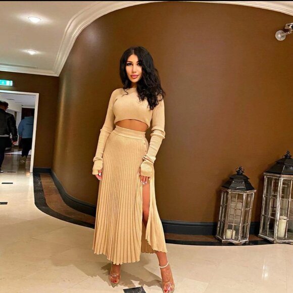 Chic Pullover - Knitted Pleated Skirt Suit High Slit Long Sleeve - Picture 3 of 10